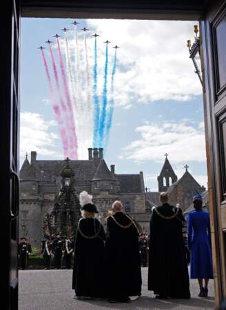 Charles III, Camilla Parker Bowles, William et Kate Middleton observent la parade aérienne des Red Arrows depuis le palais de Holyrood, le 5 juillet 2023