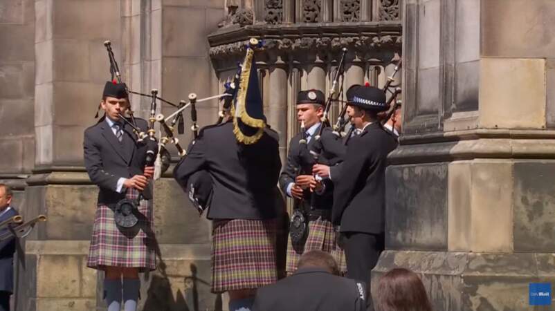 Lors de leur arrivée àla cathédrale Saint-Gilles d'Édimbourg en Écosse, le roi Charles III et Camilla Parker Bowles ont été accueillis par des chants de cornemuse, le 5 juillet 2023