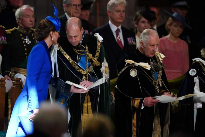 Kate Middleton chuchote quelques mots à l'oreille du prince William pendant la cérémonie nationale d'action de grâce à la cathédrale Saint-Gilles d'Édimbourg, le 5 juillet 2023