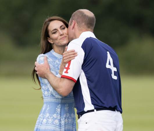 Kate Middleton vient soutenir le prince William et lui fait une bise appuyée lors d'un match de polo caritatif à Windsor le 6 juillet 2023.