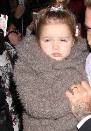 Harper Beckham dans un manteau en fausse fourrure Little Marc Jacobs pour une sortie au restaurant, le 9 février 2014