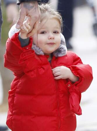 Harper Seven en doudoune rouge dans les rues de Londres, âgée de 2 ans à peine.