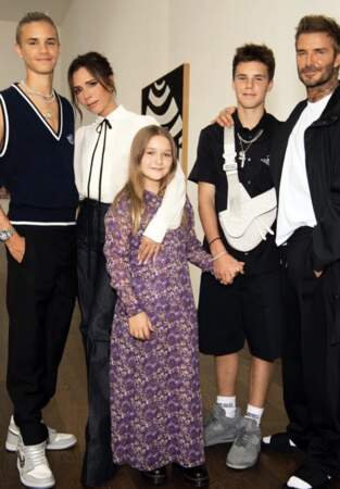 Harper Beckham en septembre 2020 en famille, vêtue d'une robe issue de la marque de sa mère, Victoria Beckham, et des Dr. Martens