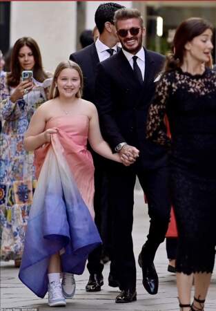 Harper Beckham, 10 ans, à Venise avec son père en robe Zimmermann