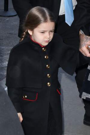 Harper Beckham en veste militaire à la sortie du restaurant Balthazar à New York, après le défilé de mode de Victoria Beckham en février 2016
