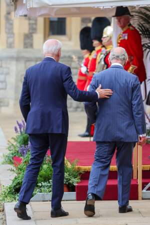 Le roi Charles III d'Angleterre a reçu le président américain Joe Biden lors d'une cérémonie de bienvenue dans le quadrilatère du château de Windsor, dans le Berkshire au Royaume Uni, le 10 juillet 2023