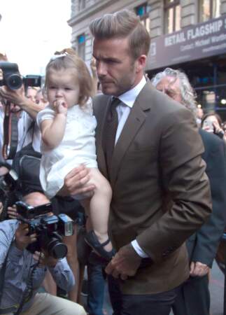 Harper Beckham, âgée d'un an et deux mois, à New York dans les bras de son père