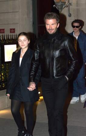 Harper Beckham porte un tailleur pantalon noir pendant la fashion week à Paris, en mars 2023