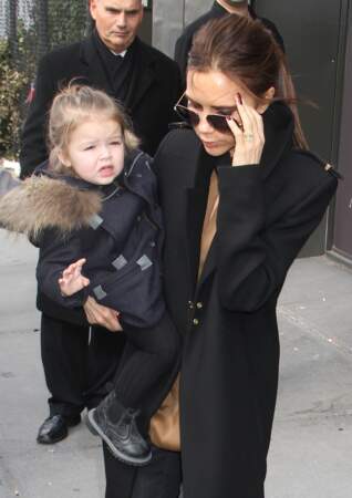 Harper Beckham, 2 ans, se balade à New York avec sa mère, Victoria en doudoune fourrée.