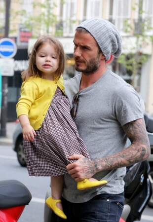 Harper Beckham dans les rues de Paris, avec son père David, chaussures jaunes assorties au gilet.