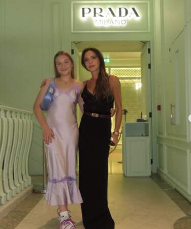Harper Beckham fête ses 12 ans en avance lors d'une fête Prada avec sa mère Victoria en juillet 2023