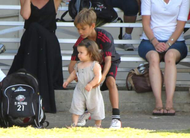 Harper Beckham soutient ses frères en combi-pantalon lors d'un match de football à Los Angeles
