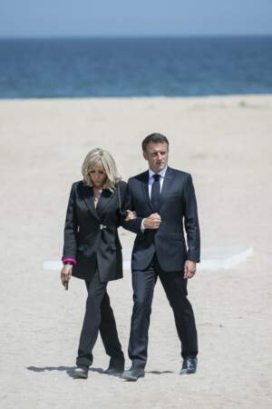 Brigitte Macron est tendance avec une veste de costume à revers fuchsia sur la plage de Ouistreham, en Normandie, le 7 juillet 2023