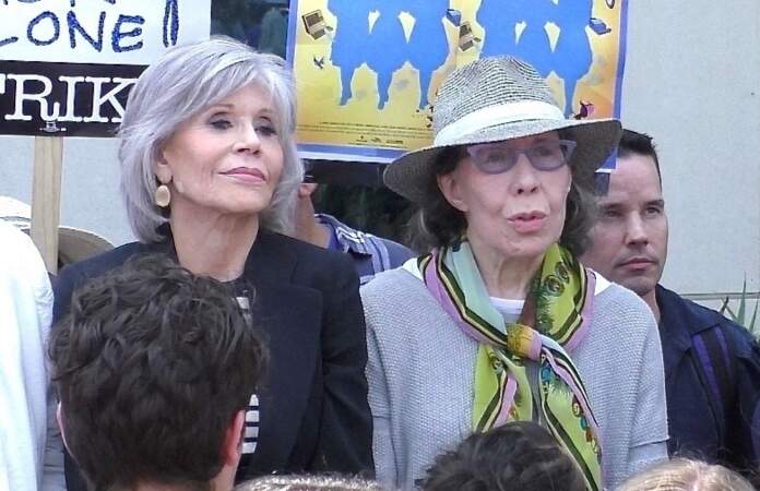 Jane Fonda et Lily Tomlin soutiennent la grève des scénaristes devant les bureaux de Netflix à Hollywood