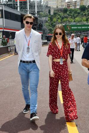 Alexandra de Hanovre et sa combinaison-pantalon à fleurs sur fond bordeaux lors du Grand Prix de Monaco le 24 mai 2018