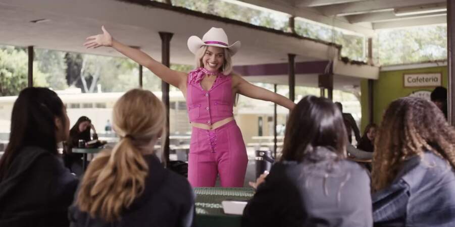Margot Robbie est rayonnante à travers une combinaison agrémentée d'un chapeau de cowboy rose dans la bande-annonce du film "Barbie"