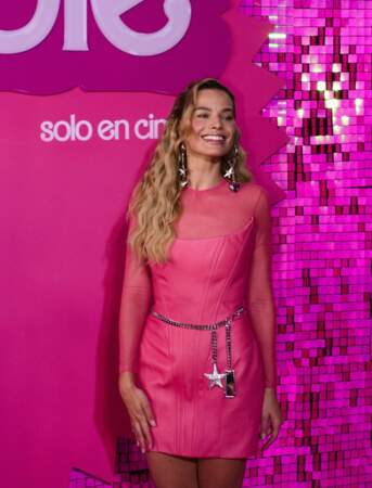 Margot Robbie marque sa taille avec une ceinture à étoile à l'avant-première de « Barbie », au Plaza Parque Toreo, au Mexique, le 6 juillet 2023. 