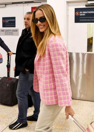 Margot Robbie opte pour un total-look avec une touche de rose signé Chanel à l'aéroport de Sydney, le 20 juillet 2023