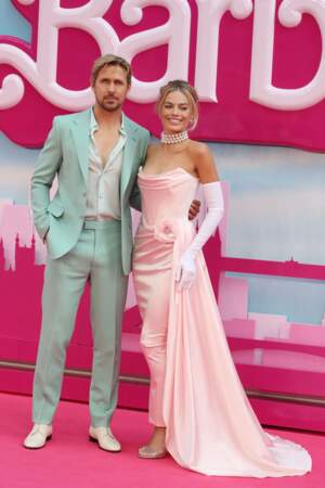 Ryan Gosling pose auprès de Margot Robbie à l'avant-première de « Barbie », à Londres, le 12 juillet 2023. L'actrice est élégante à souhait dans sa longue robe en  satin drapée signée Vivienne Westwood