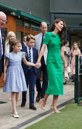 Kate Middleton et sa robe couleur émeraude signée Roland Mouret lors de la finale homme à Wimbledon, le 16 juillet 2023. Elle est accompagnée de sa fille, la princesse Charlotte qui arbore une nouvelle robe à motif liberty de la marque espagnole Friki Niños