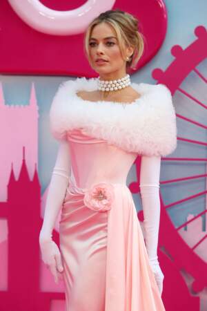 Margot Robbie prend la pose dans un total-look rose à l'avant-première de « Barbie », à Londres, le 12 juillet 2023.