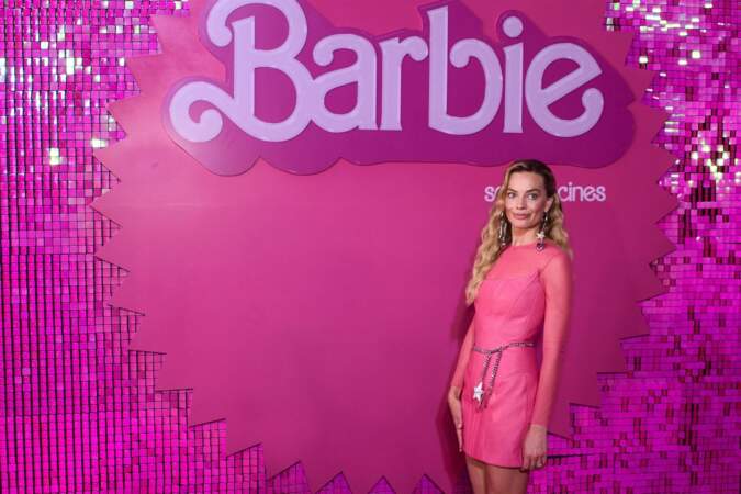 Margot Robbie renoue avec la tendance barbiecolore à travers une tenue fuchsia signée Balmain à l'avant-première de « Barbie », au Plaza Parque Toreo, au Mexique, le 6 juillet 2023