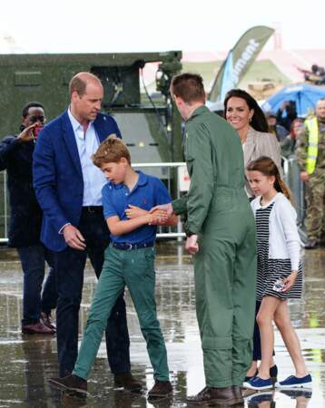 Le prince George en pantalon et polo (10 ans)