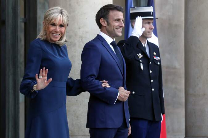 Brigitte Macron en robe bleu-nuit et demi-queue avant les festivités du 14 juillet 2023