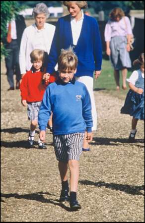 Le prince William et son pull bleu clair (7 ans)