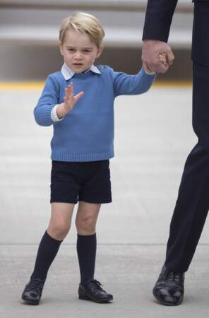 Le prince George en pull bleu clair (3 ans) 