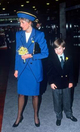 Le prince William en pantalon de costume (9 ans) 