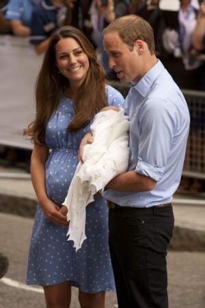 Le prince George en grenouillère blanche (à sa naissance)