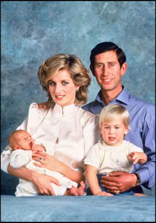 Le prince William habillé en blanc pour la photo de famille (2 ans)