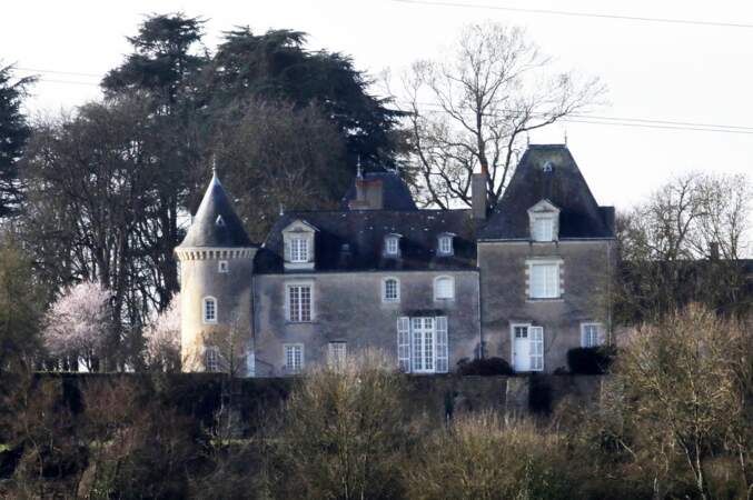 Le couple Fillon se trouve régulièrement à Solesmes, dans la Sarthe, dans le Manoir de Beaucé. 