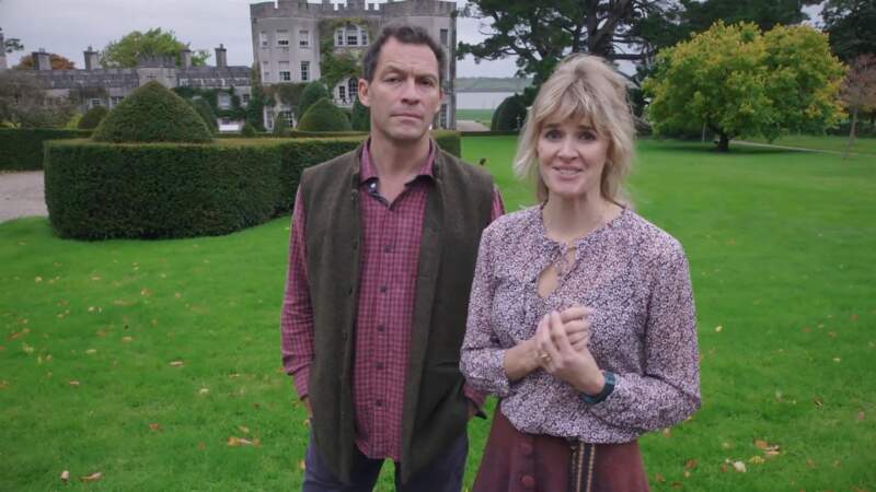 Dominic West et sa femme Catherine FitzGerald filmés dans la demeure familiale de "Glin Castle" à Limerick, le 20 octobre 2020.