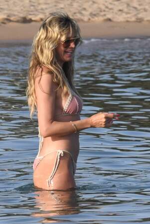 Heidi Klum porte le bikini rose pâle  sur la plage de Porto Cervo, en Italie, le 16 juillet 2023