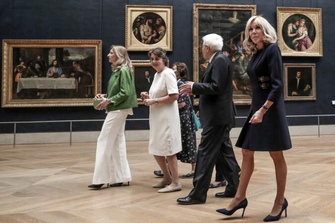 Brigitte Macron est perchée sur des escarpins au Musée du Louvre à Paris. Le 7 juin 2023