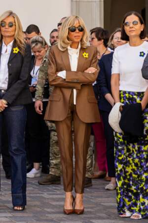 Brigitte Macron est élégante avec un costume couleur bronze accessoirisé d'une paire de lunettes de soleil ors du sommet de l'OTAN à Vilnius, le 12 juillet 2023