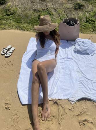 Véronika Loubry, l'animatrice télévision en maillot de bain une pièce blanc sur Instagram, le 20 juillet 2023