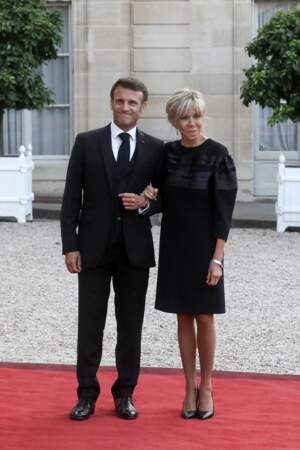 Brigitte Macron enfile une petite robe noire qui sublime sa silhouette lors d'un dîner officiel au palais de l'Élysée, le 22 juin 2023