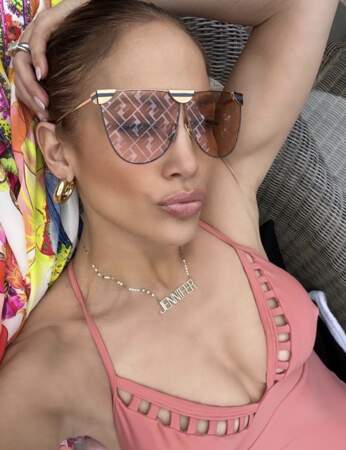 Jennifer Lopez dévoile son bronzage éclatant grâce à un maillot de bain corail sur Instagram, le 5 juillet 2023