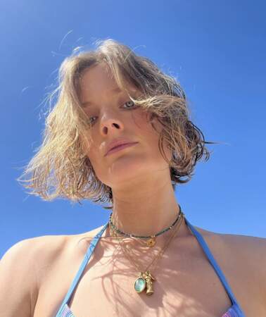 Constance Jablonski révèle un bout de son maillot de bain multicolore sur Instagram, le 7 mai 2023 