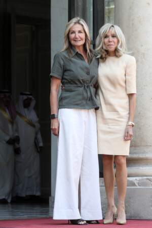 Plus élégante que jamais, Brigitte Macron reçoit la femme du premier ministre grec, Mareva Grabowski au palais de l'Élysée à Paris. Le 16 juin 202