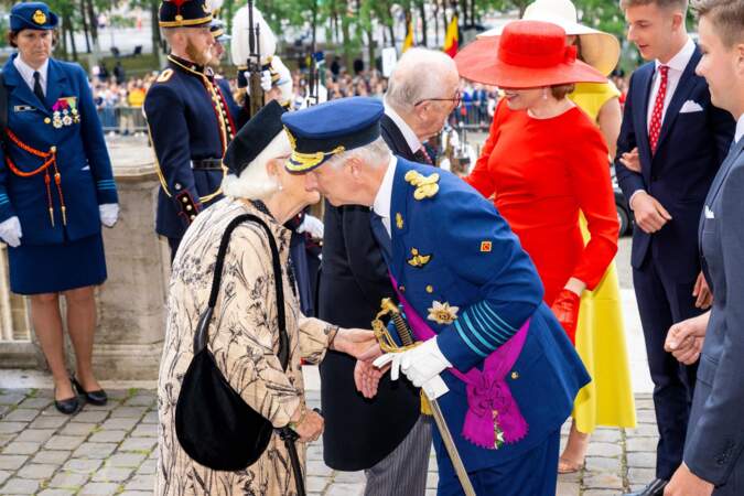 Le roi Philippe salue sa mère, la reine Paola, lors des célébrations de la Fête Nationale, à Bruxelles, le 21 juillet 2023.