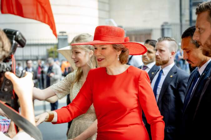 La reine Mathilde salue la foule avant de rentrer dans la cathédrale, lors des célébrations de la Fête Nationale, à Bruxelles, le 21 juillet 2023.