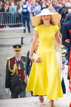 La princesse Elisabeth sublime dans une robe robe poussin, le jour de la Fête Nationale, à Bruxelles, le 21 juillet 2023.