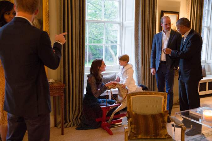 Le prince George est venu dire bonsoir en pyjama à Barack Obama, alors président des États-Unis, le 22 avril 2016.