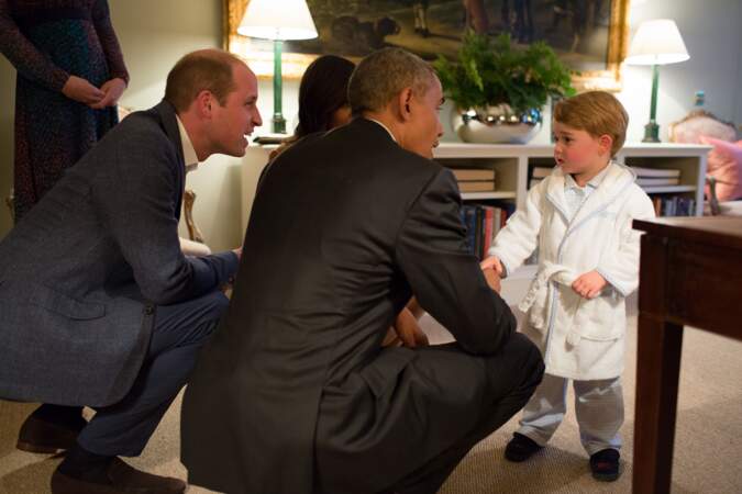 Craquant du haut de ses 2 ans, le prince George a rencontré Barack et Michelle Obama qui rendaient visite au prince William et à Kate Middleton, au palais de Kensington à Londres, le 22 avril 2016.