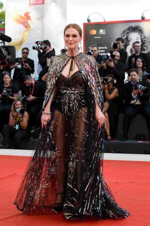 Julianne Moore (présidente du jury) est superbe à travers une robe à cape transparente brodée signée Valentino à la Mostra de Venise en 2022