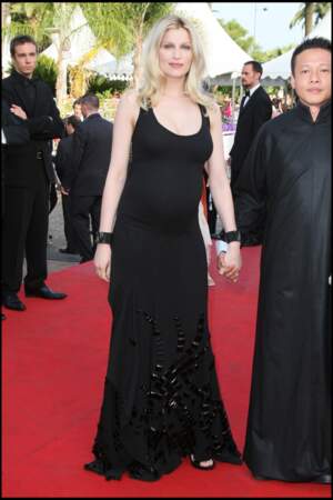 Laetitia Casta, alors enceinte, met en valeur son bay bump grace à une robe noire à strass en 2009 